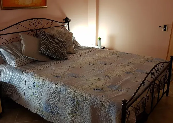 2 Bedroomed - Sleeps 5 Appartement Otranto