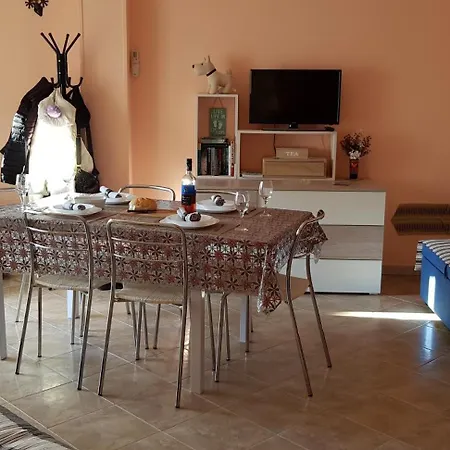 Διαμέρισμα 2 Bedroomed - Sleeps 5 *