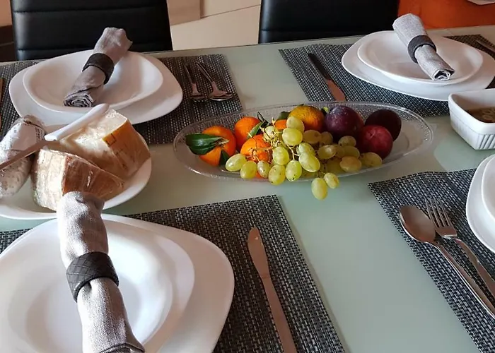 2 Bedroomed - Sleeps 5 *